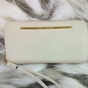 Steve Madden Cream Colored Wristlet Clutch Wallet. Size 8x5"